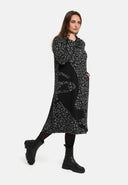 'Seriva' klänning – konstfull, mysig & figursmickrande